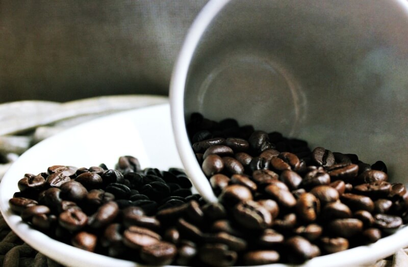 바닥에-깔린-커피원두