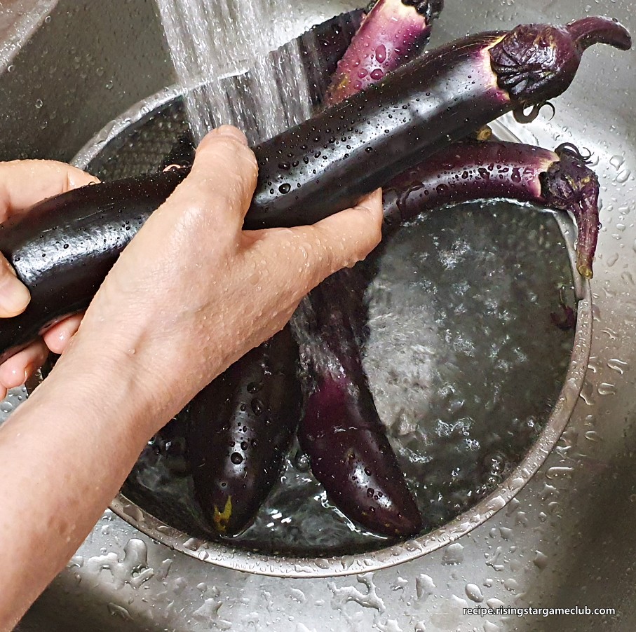 가지 볶음에 들어갈 가지를 흐르는 물에 씻는 사진