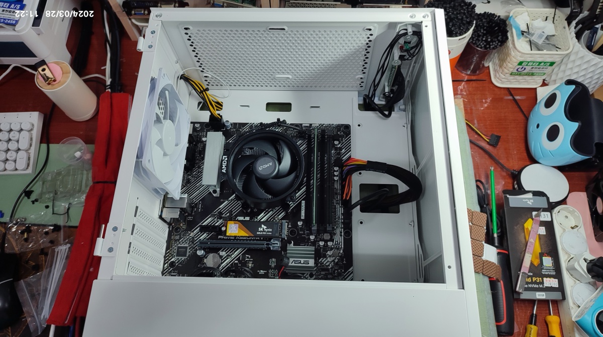 메인보드 케이스에 실장 중