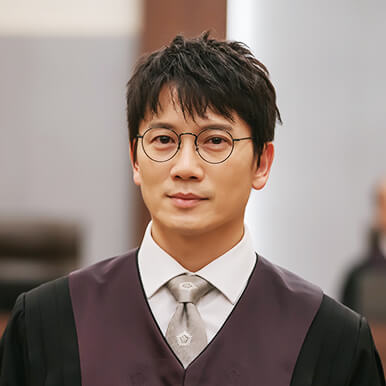 판사 이한영의 주인공 이한영 역의 지성의 포스터입니다.