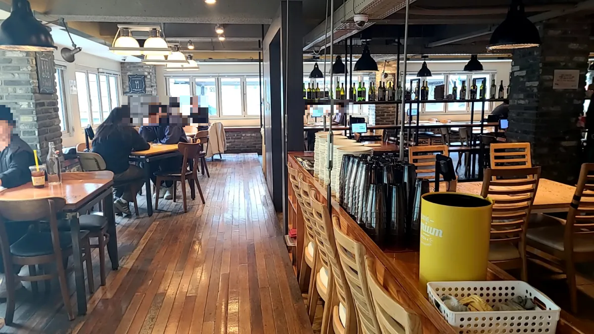 로니로티건대점-실내내부-손님들이-식사하는모습