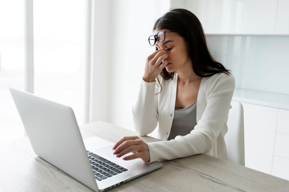 어두운곳에서 스마트폰을 보는건 노안을 가속화한다. / 출처 : Freepik