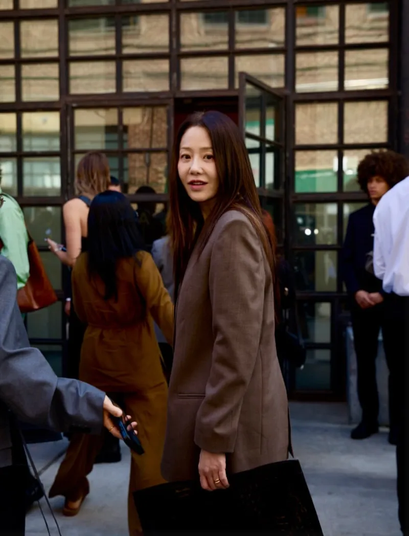 고현정 COS, 고현정 패션, 고현정 코트, 고현정 COS 패션, 2025 미니멀룩, COS 가을 코트, COS 와이드 팬츠, COS 공식몰 할인, COS 세일, COS 신상, COS 네이버 쇼핑, COS 퍼플코인 이벤트, MZ세대 인기 미니멀 브랜드, COS 꾸안꾸룩, COS 셀럽 패션, COS 직구, COS 특가