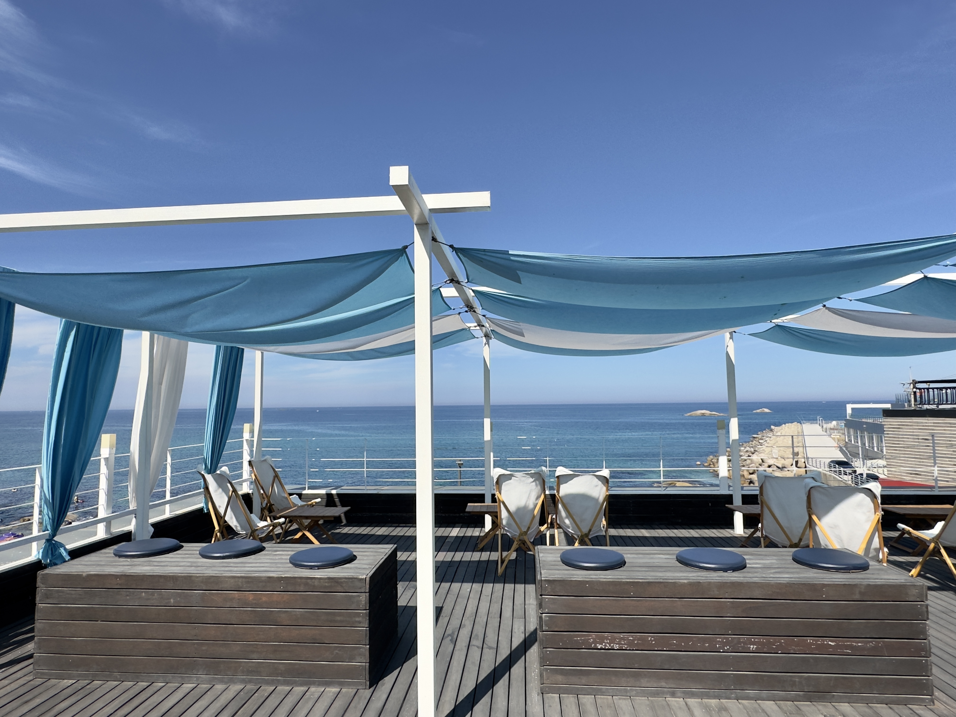 어나더블루 3층 루프탑