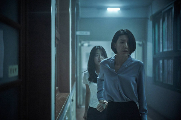 김서형이 김현수 손을 잡고 있는 모습