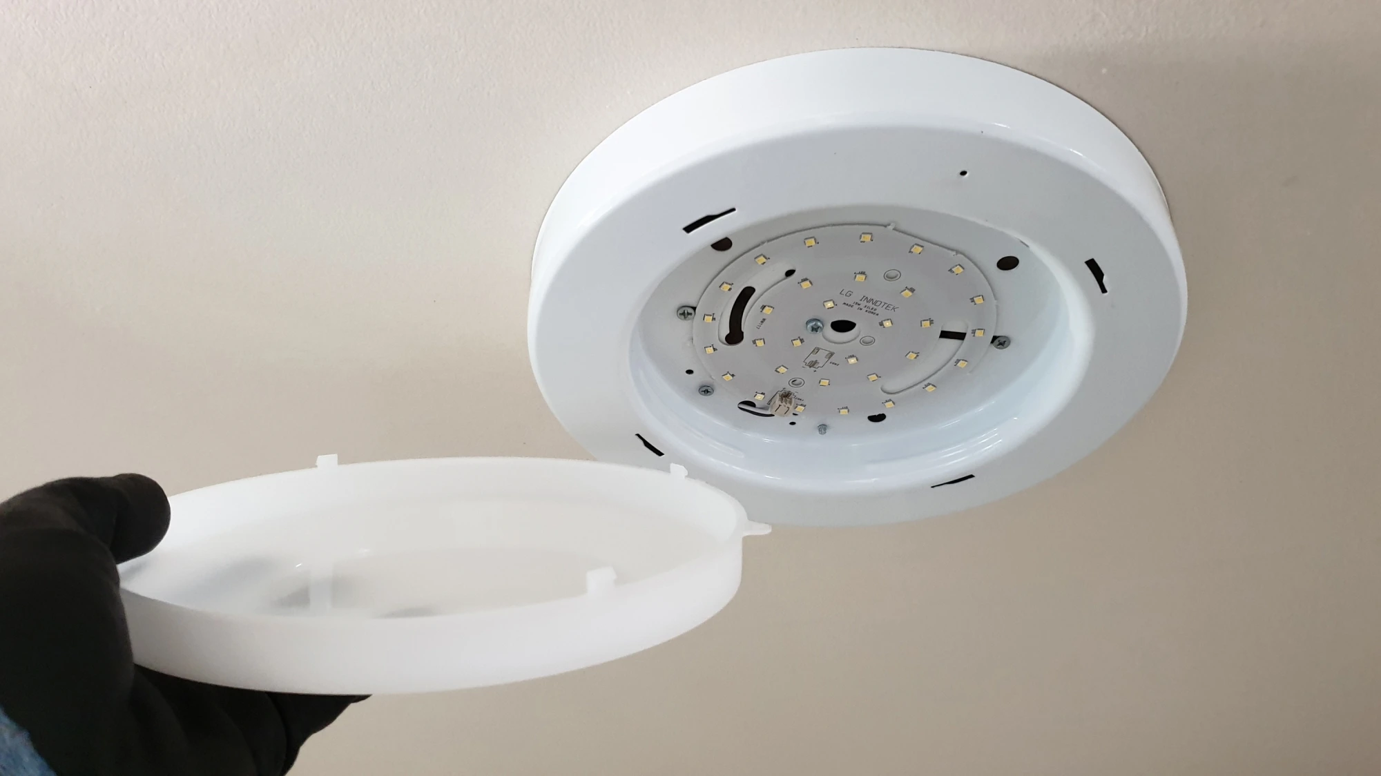 전등 커버 열린 모습