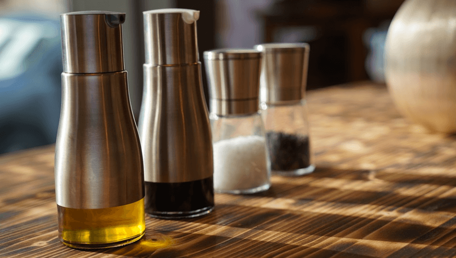 식초와 함께 놓여 있는 여러 가지 양념 사진 - 10