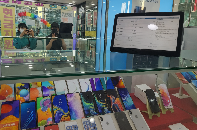 단통법 폐지로 자급제폰을 판매 중인 대리점 모습