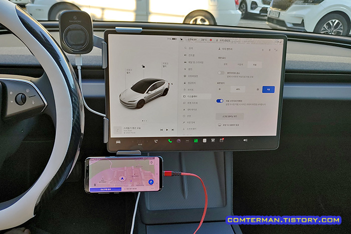 테슬라 모니터 스마트폰 거치대 2대 장착