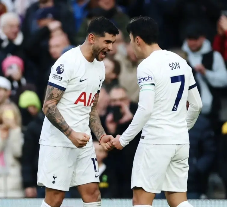 손흥민- 흰유니폼을 입고 우측 동료선수와 좌측 손흥민이 서로 바라보며 기뻐하는 모습