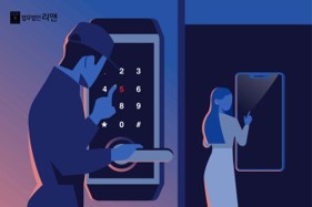 현관-번호키-비밀번호를-옅보는-남자