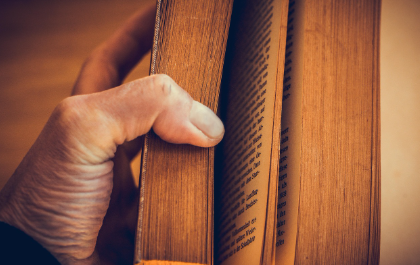 책을 잡고있는 손