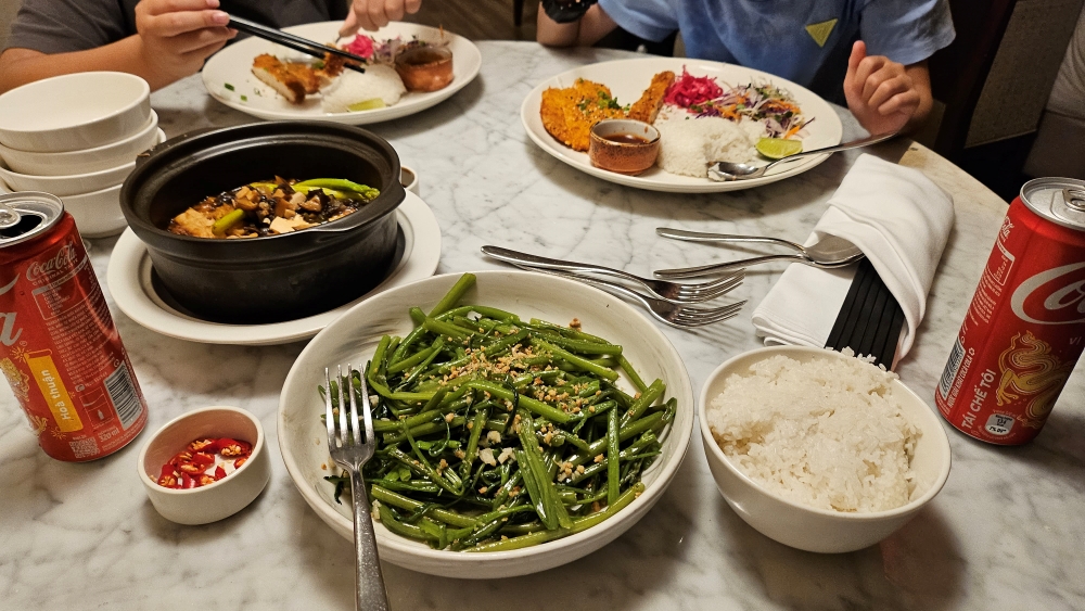 룸서비스 전체샷