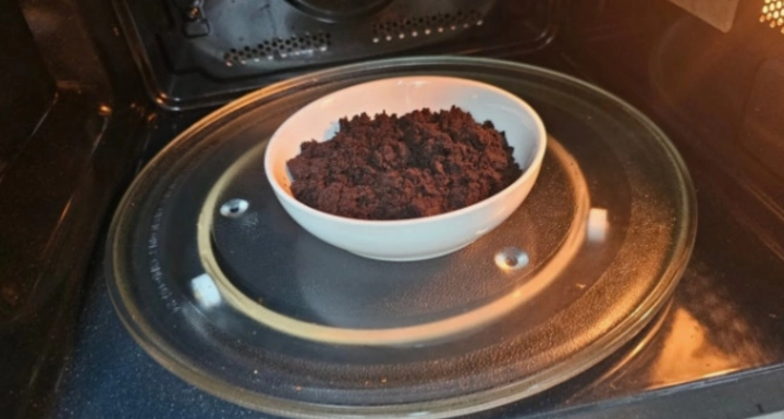 전자레인지에-커피찌꺼기-활용하기