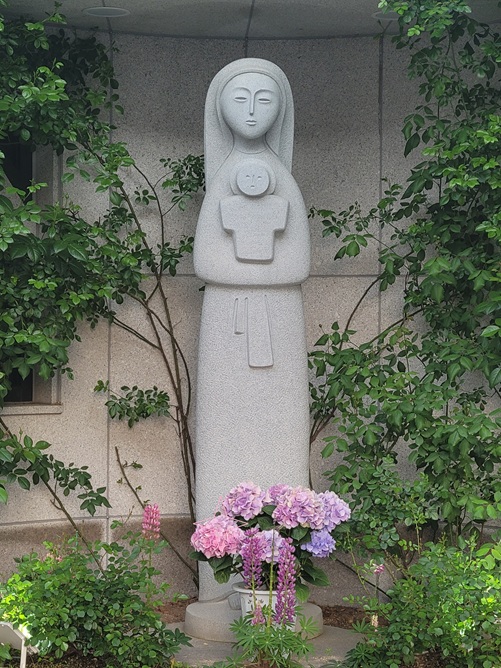 서울 신도림동성당에 있는 성모자상입니다. 최종태 요셉 선생님의 작품입니다.