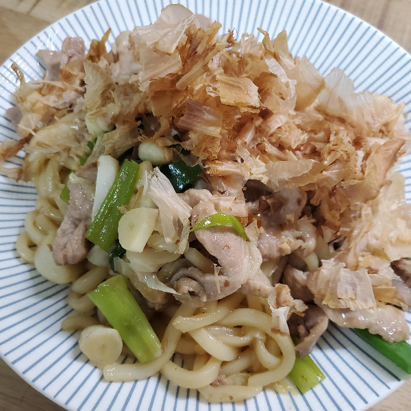 돼지고기-야끼우동-가쓰오부시를-올리기