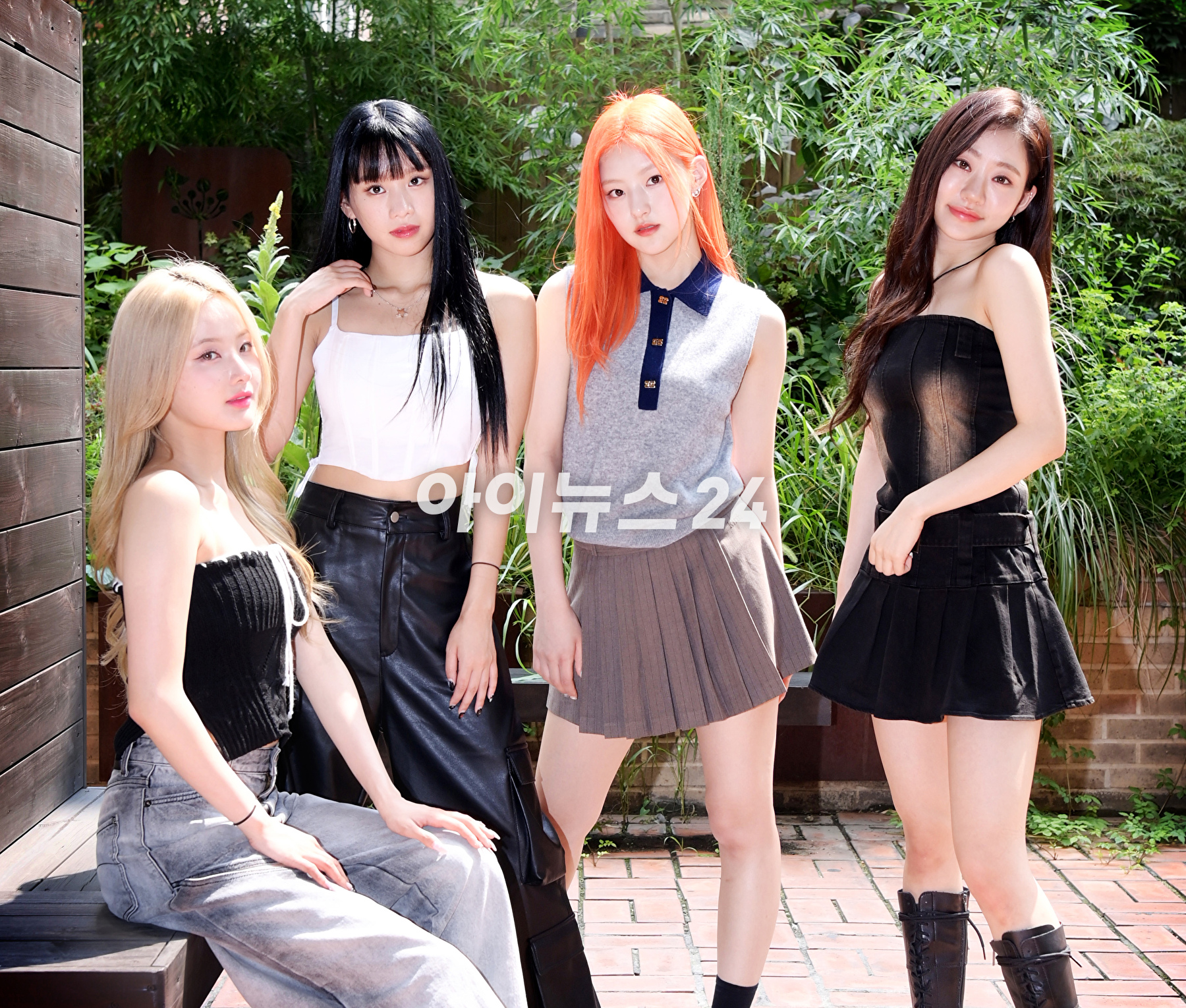 그룹 키스오브라이프(KISS OF LIFE)가 14일 서울 마포구 상수동 인근에서 진행된 조이뉴스24와의 인터뷰에 앞서 포즈를 취하고 있다. [사진=정소희 기자]