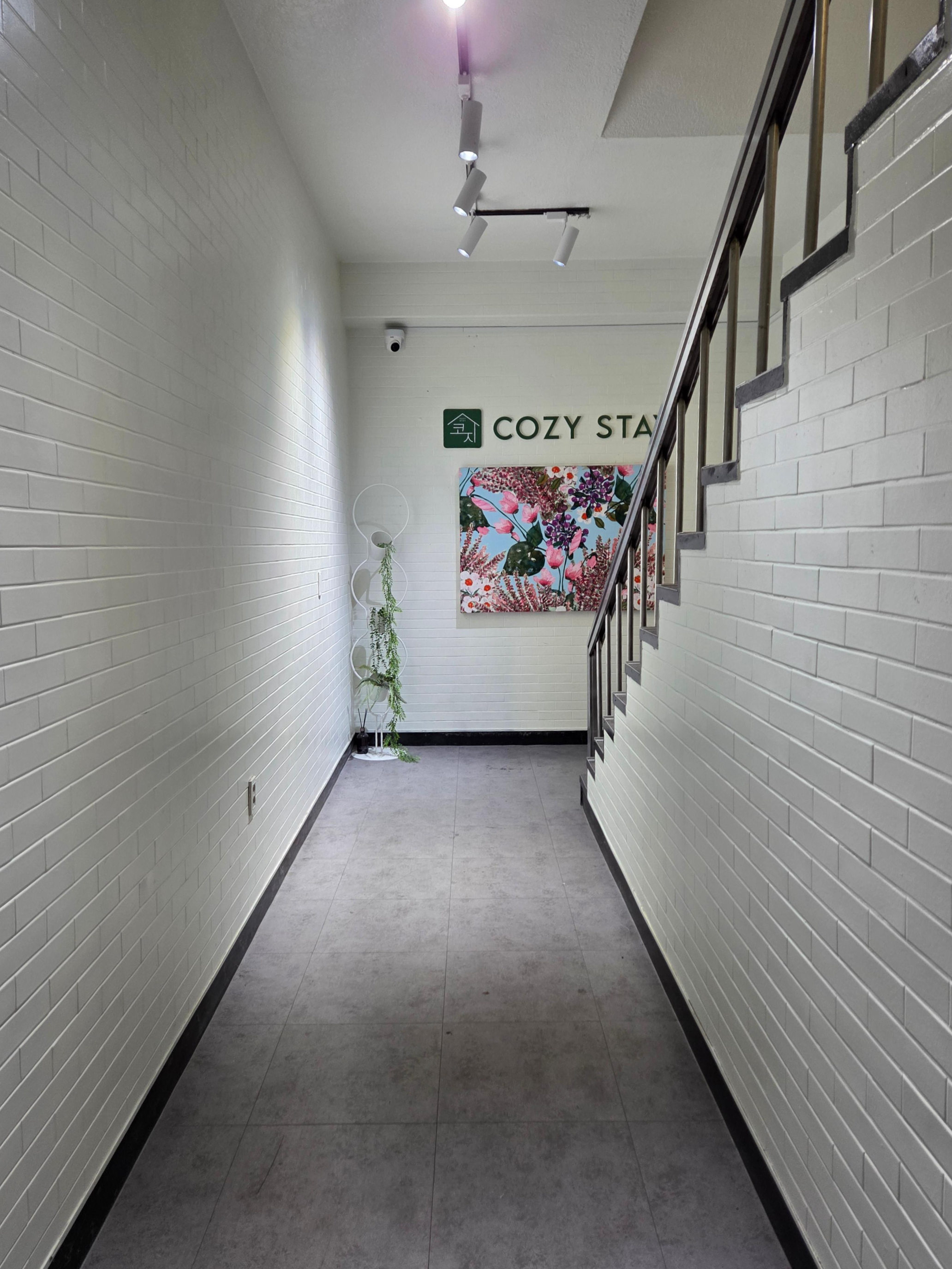 부산 코지스테이 복도