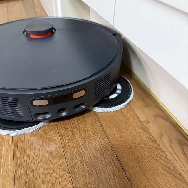 엣지 클리닝 중인 X20 MAX