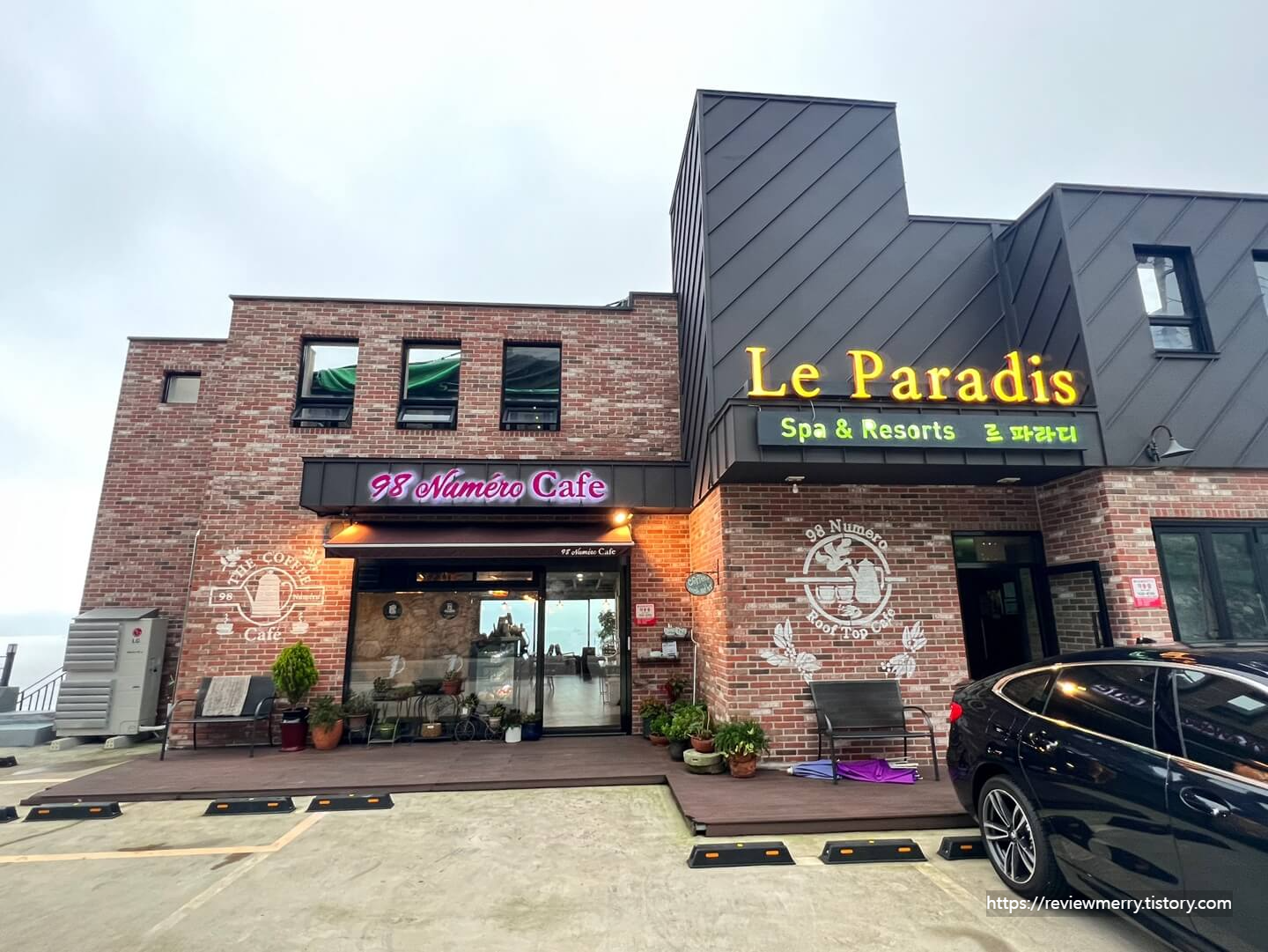 카페 외관 및 주차장 사진