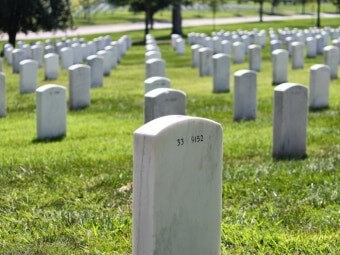 잘-가꿔진-국립묘지에-비석이-열을-맞춰-서있는-모습