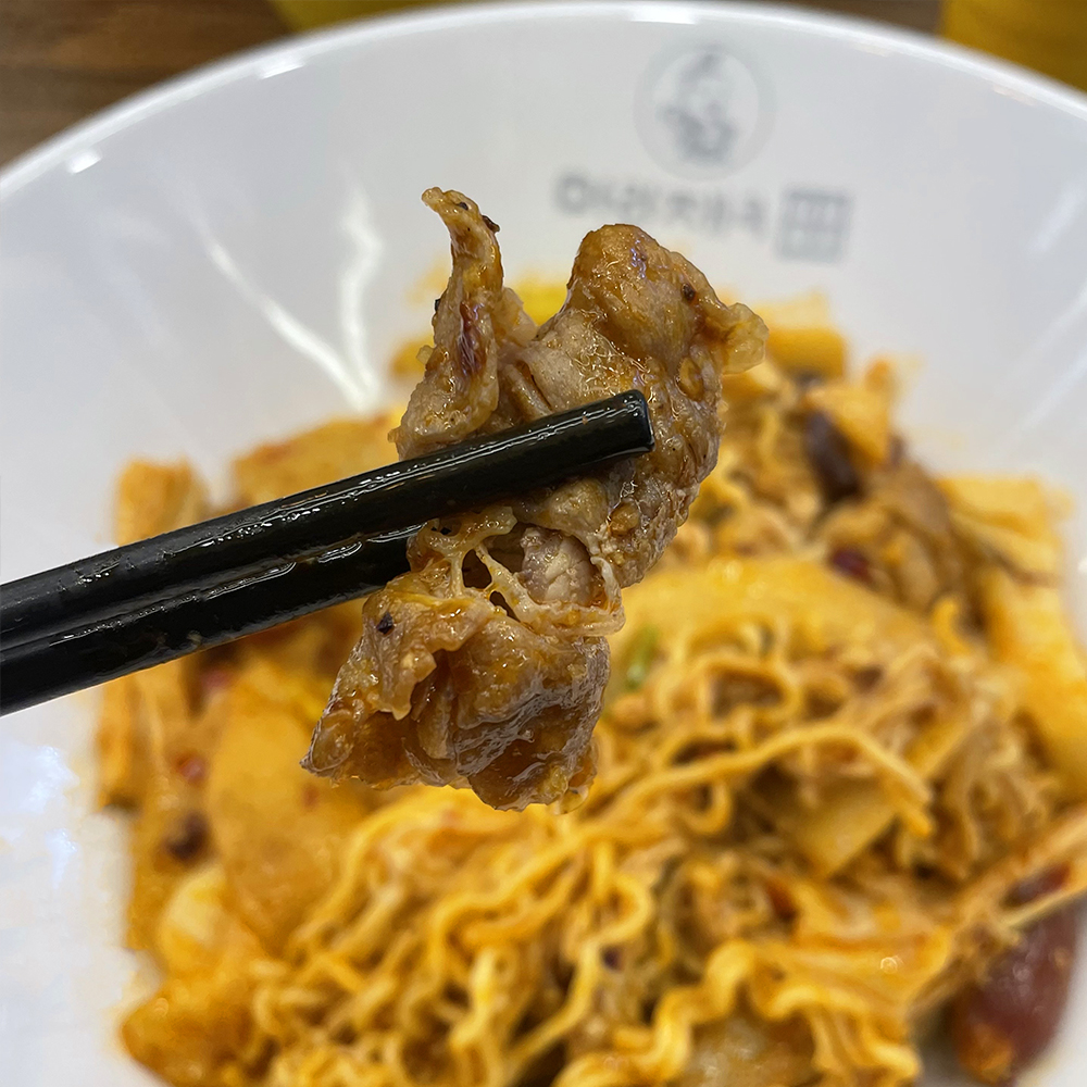중앙에-흰-그릇-안에-마라샹궈가-담겨-있고-소고기를-젓가락으로-집고-있습니다.