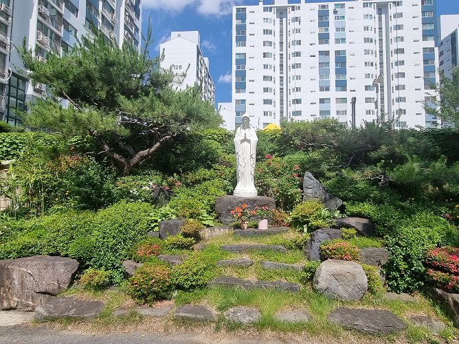 전주 솔내성당 성모동산