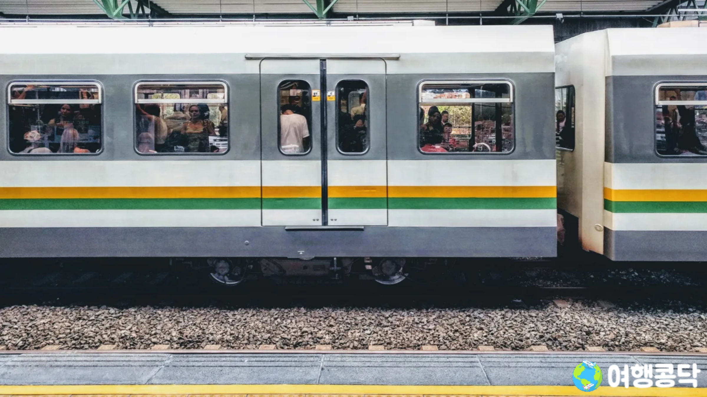 8️⃣ 대중교통 이용 시 줄 서기 필수