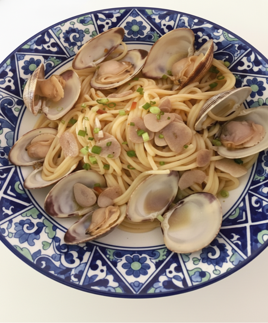 신선한 대합을 듬뿍 넣어 완성한 뽀얀 소스의 봉골레 파스타.