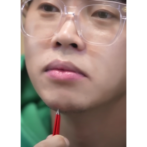 임영웅 수염 뽑는 모습