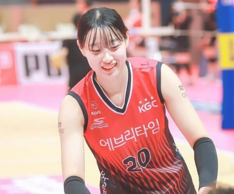 운동유니폼을입은-미소짓고있는-여성의모습