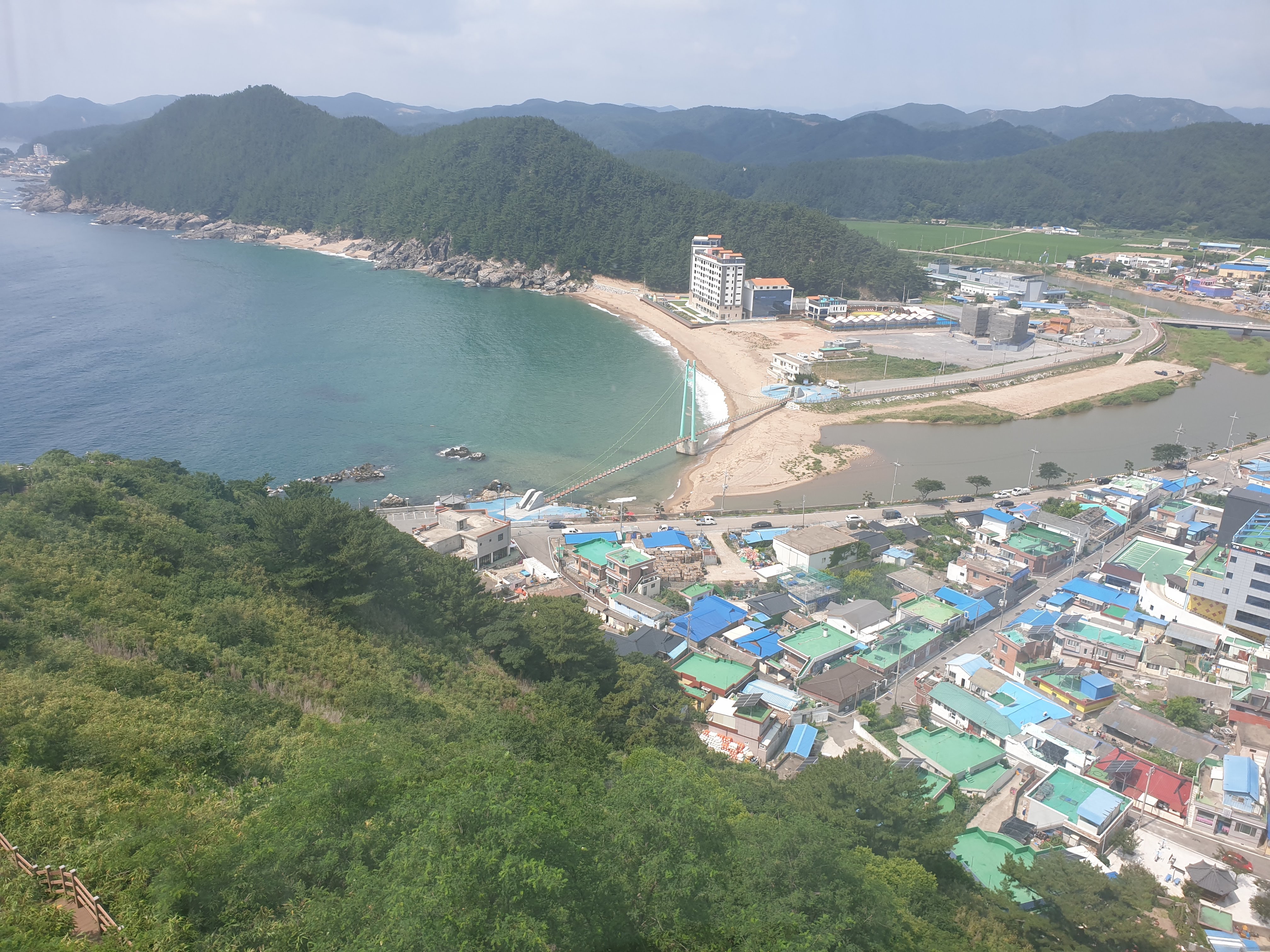 육계도가 육지와 연결된 모습을 볼수 있다.