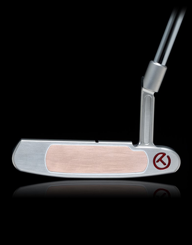 Scotty Cameron Select Masterful+ Buttonback Tour Prototype 퍼터 페이스 클로즈업, 붉은색 써클 T 로고와 구리 인서트가 강조된 모습