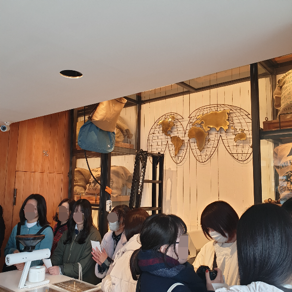교토 카페 투어 ③ 구라스 교토 스탠드&#44; 응 카페&#44; 커피샵 마루야마_응 카페_매장 내부 _주문을 기다리는 사람들