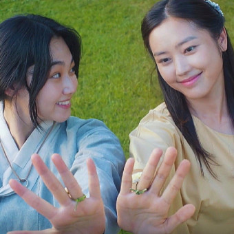 영복-사치코에-나오는-두-여배우의-프로필-사진입니다.