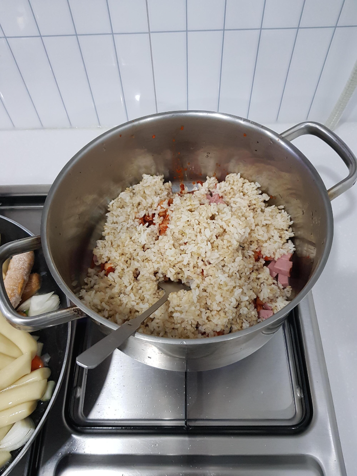김치볶음밥에 들어간 밥은 현미밥