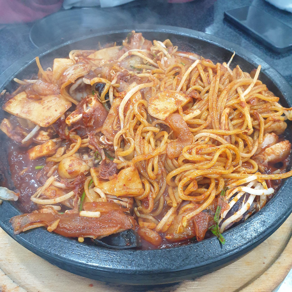 양념과 채소 그리고 면과 해물이 하나로 섞인 돌짬뽕