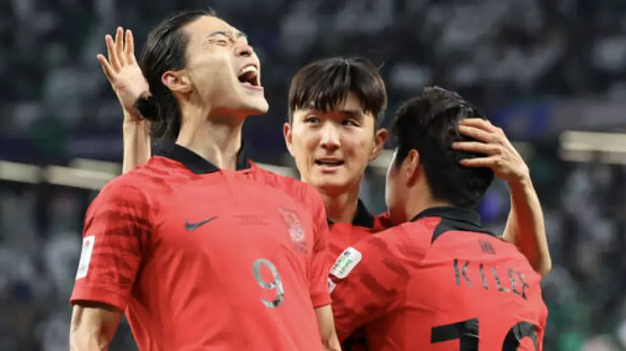 호주전- 붉은유니폼을 입고 소리지르는 조규성과 그옆 김민재와 또 다른 선수가 얼싸안고 있는 모습