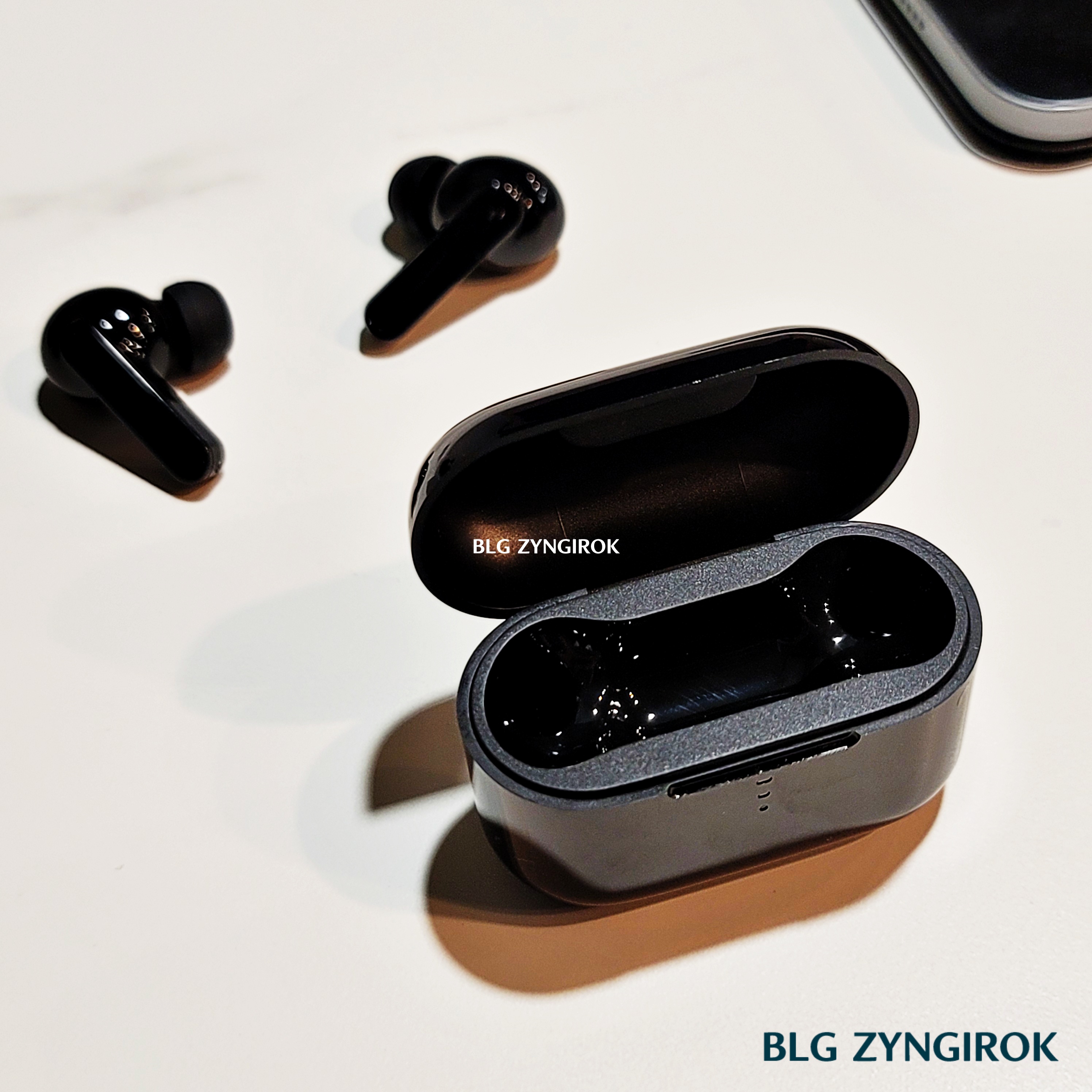 QCY-T11-이어버즈와-충전케이스-모습