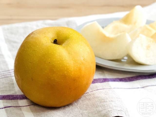 맛있는 배 고르는 방법 접시에 배 담아