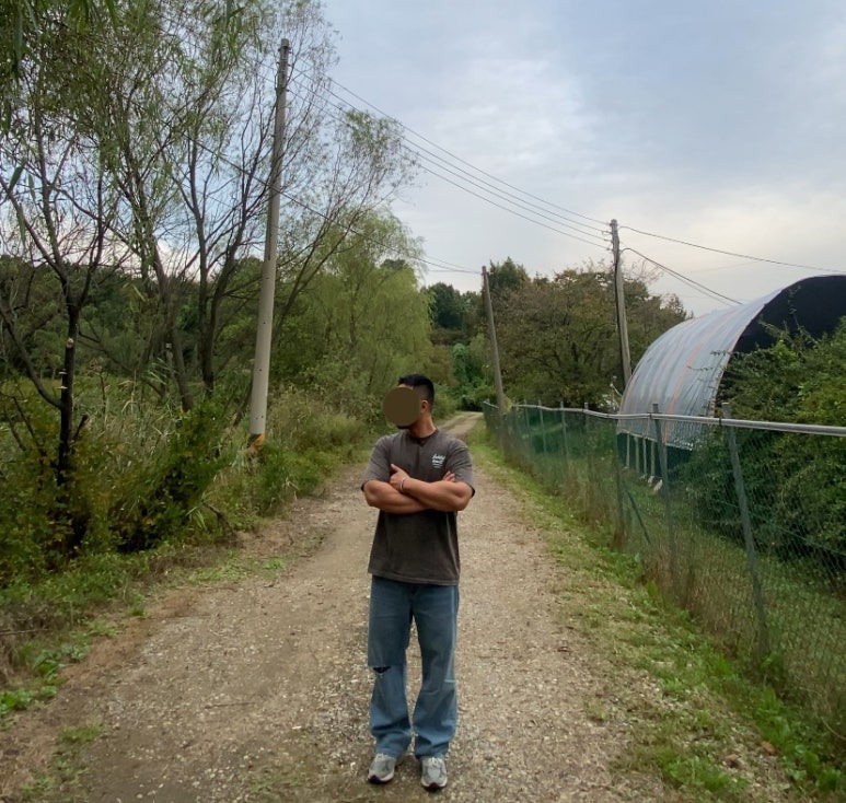 데일리룩('25. 10. 2.)크림소다랩 스톤 워싱 피그먼트 쿼터 블랙 화이트 반팔티셔츠, 빈티지팔찌, 무신사스탠다드 슬래쉬 데미지진 무파진 스트레이트 데님팬츠, 뉴발란스 993