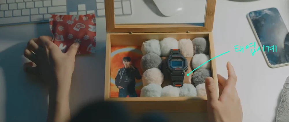 1화에서-보관함-속-전자시계-밑에-있는-태엽시계