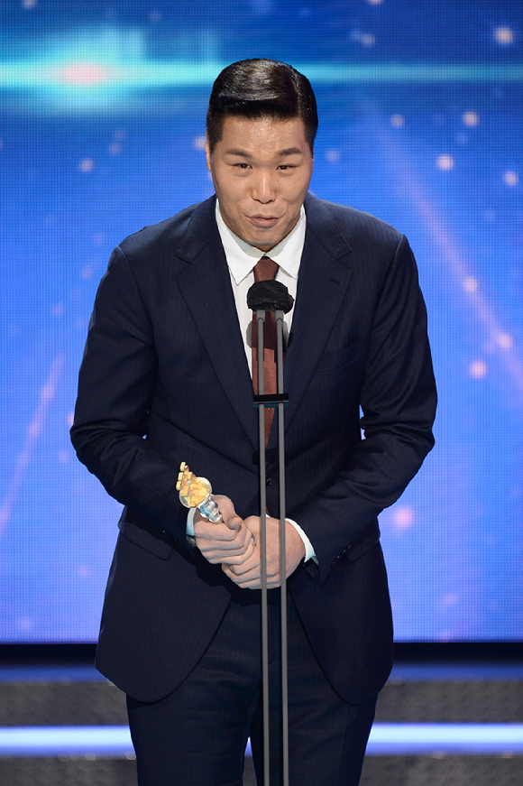 서장훈이 18일 진행된 2021 SBS 연예대상 시상식에서 올해의 예능인상을 받고 소감을 전하고 있다. [사진=SBS]