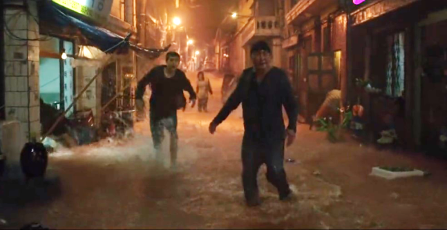 알트태그-폭우로 집과 동네가 물에 잠기고 있다