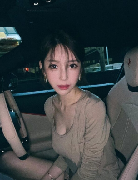 차안에앉아서-머리를묶은여성