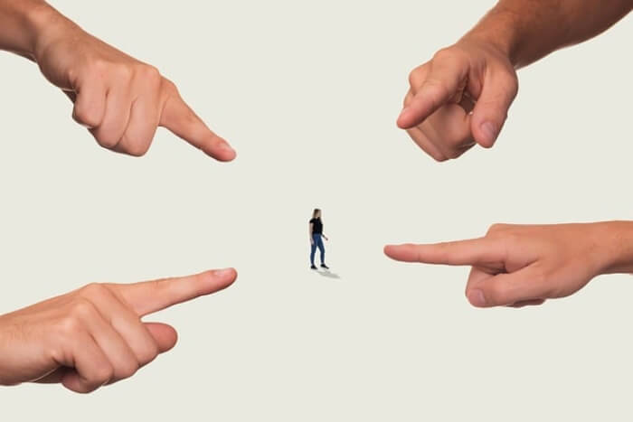 삿대질-당하는-여성