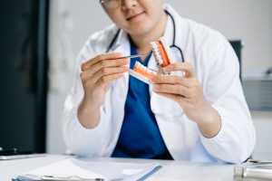 치아를 보는 치과의사