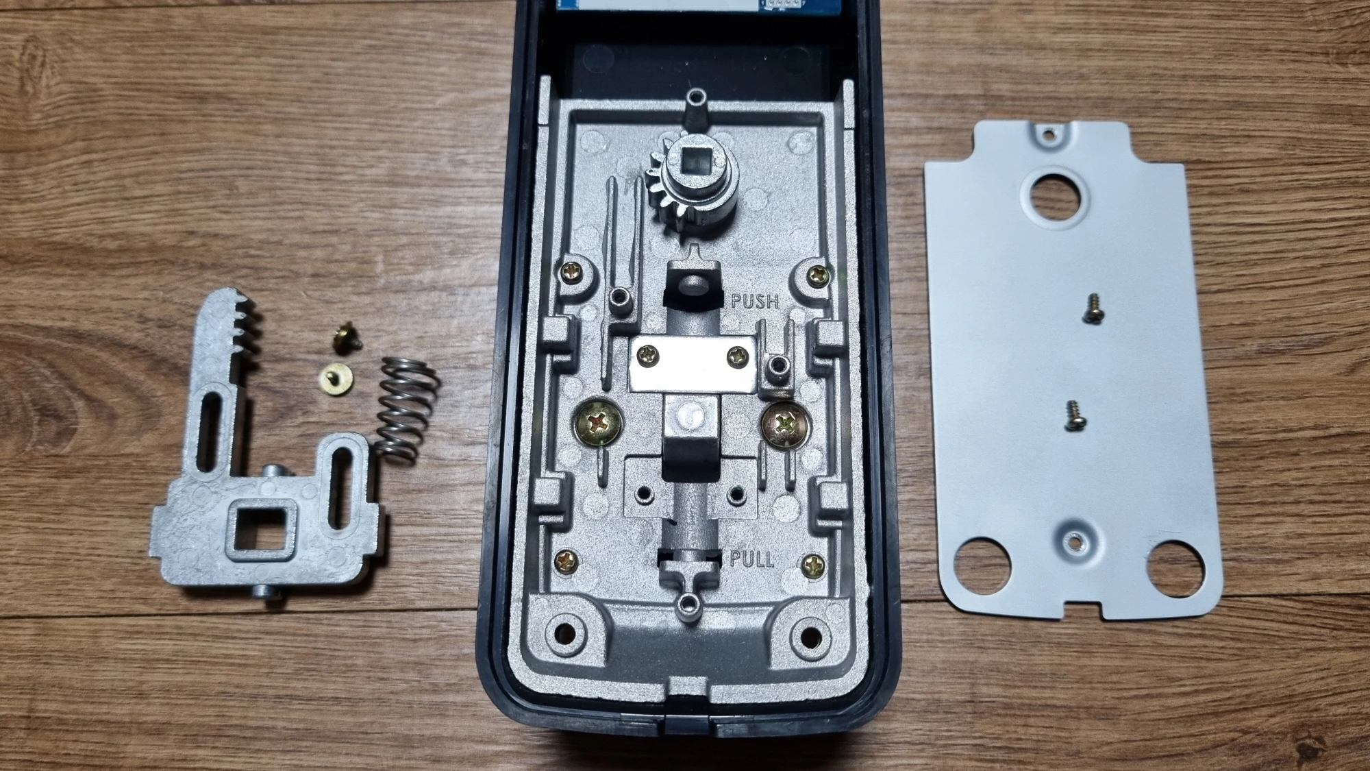 푸시풀 도어록 핸들 기어 분해 모습