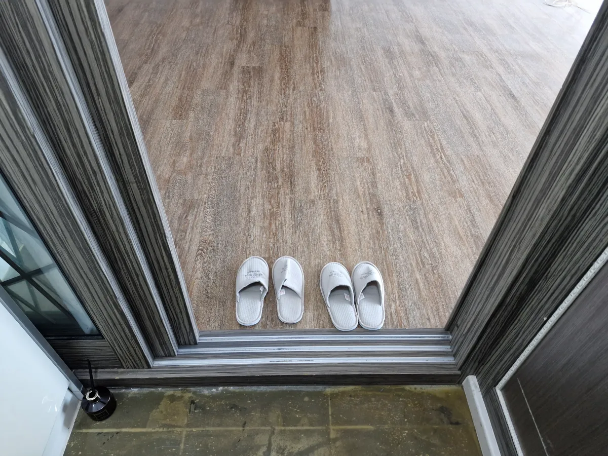 중문-앞에-가지런히-놓여있는-슬리퍼-2개