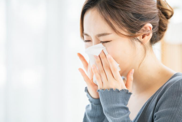 기침을 하는 여성